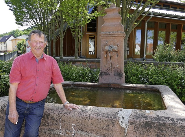 Autor Josef Eisenbeis   vor dem  Schlsselbrunnen, der im neuen Buch vorkommt  | Foto: Frank Leonhardt