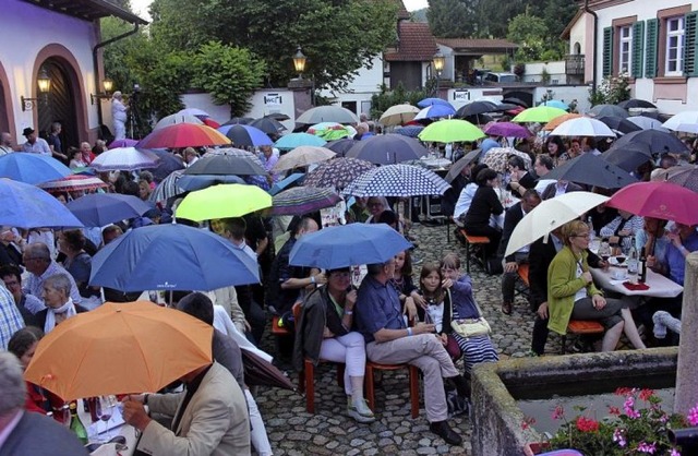 Auch Regen, wie hier beim Open-Air im ...lt die Wollbacher nicht vom Feiern ab.  | Foto: Reinhard Cremer