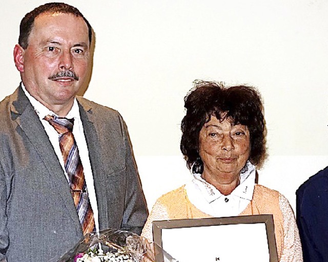 Vorsitzender Klaus Wetzel gratuliert Irma Stterlin.   | Foto: Kolpingfamilie