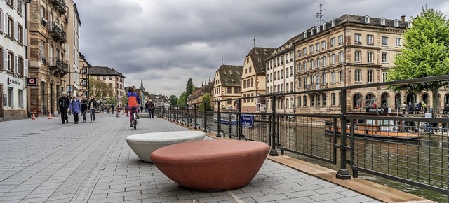 Kieselsteinen nachempfunden sind die S...m neu gestalteten Quai des Bateliers.   | Foto: teli
