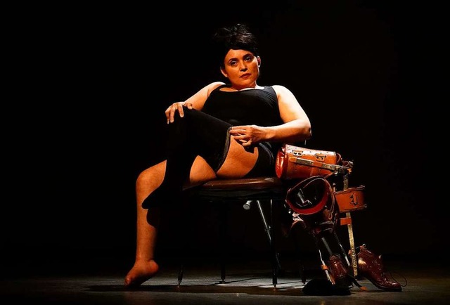Die gehbehinderte Tnzerin Lila Derridj in dem Solo &#8222;Une Bouche&#8220;  | Foto: Jean Gros-Abadie