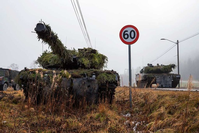 Ein Leopard 2 Panzer im Manver  | Foto: dpa