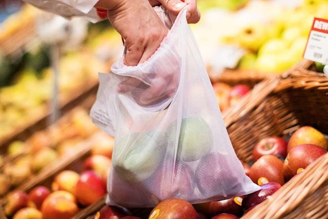 Ein Mann legt in einem Supermarkt eine...n Obst und Gemse benutzt werden kann.  | Foto: dpa