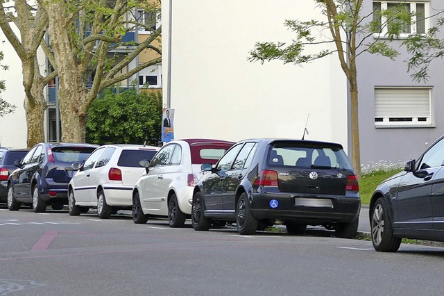 Immer mehr Fahrzeuge parken im ffentl...r Parkdruck in Wohngebieten nimmt zu.   | Foto: Ingrid Bhm-Jacob