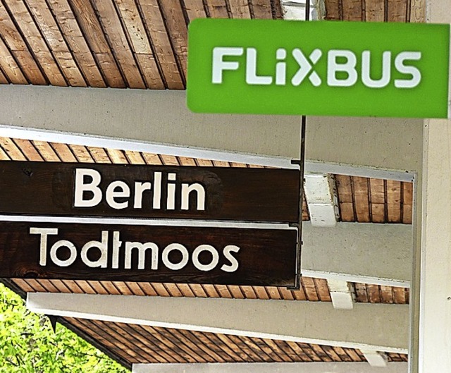Das Schild hngt noch &#8211; Flixbus ...dtnau &#8211; Berlin aber eingestellt.  | Foto: Sattelberger