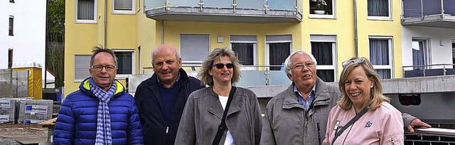 Heinz Maier, Eduard Behringer, Annette...us in der Schnenstrae 28 (von links)  | Foto: Ulrike Jger
