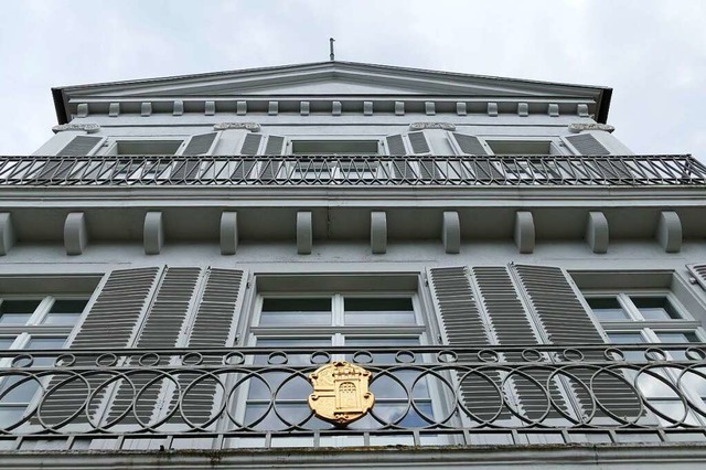 Ein goldenes Stadtwappen ziert den Bal...m der Oberbrgermeister sein Bro hat.  | Foto: Mark Alexander