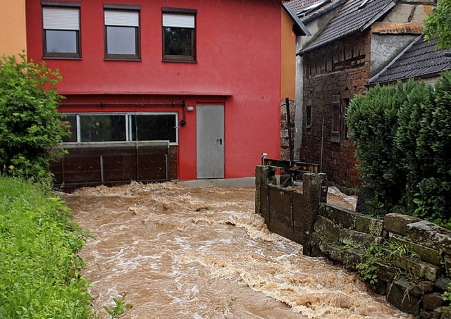 Hochwasser in der Ortsmitte Mnchweier im Juni 2013.  | Foto: Erika Sieberts