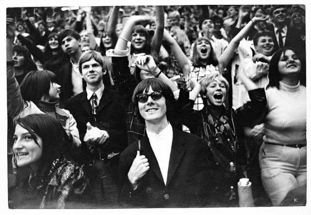 Gckliches  Lcheln: Peter Handke 1966 bei einem Beatles Konzert.    | Foto: DLA Marbach
