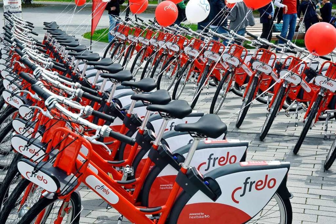 300 rot-weiße Fahrräder stehen an 35 Stationen in der Stadt zur Verfügung.  | Foto: Michael Bamberger
