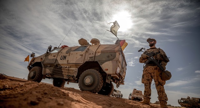 Ein  Bundeswehrsoldat steht  nahe des Sttzpunktes in Gao im Norden Malis.   | Foto: Michael Kappeler (DPA)