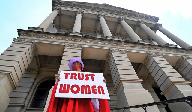 Protest gegen scharfe Abtreibungsgeset...in vor dem Georgia-Capitol in Atlanta   | Foto: John Amis (AFP)