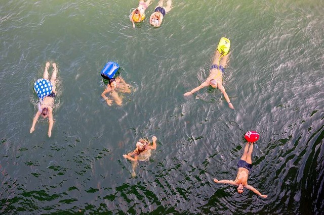 Die Basler schwimmen im Sommer gerne i...in die sie die Kleidung einschlieen.   | Foto: Joss Andres