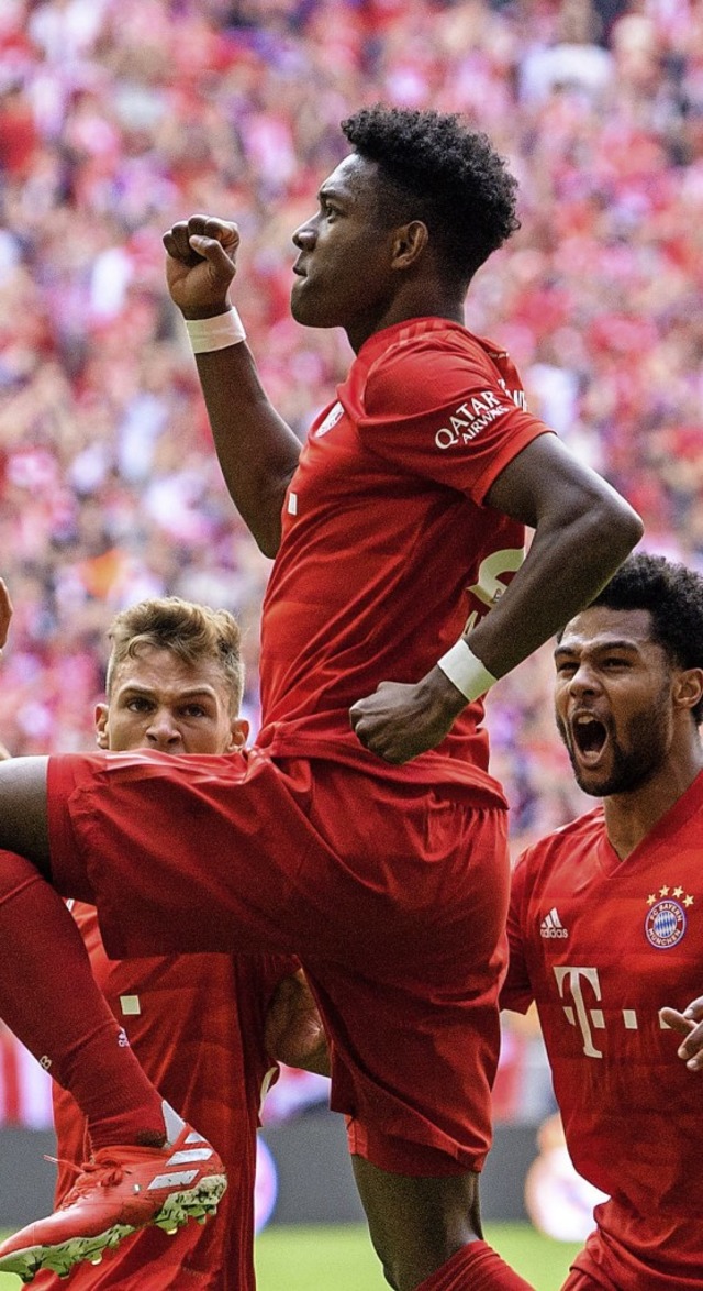 Torschtze David Alaba (M.) jubelt mit...bry (2. v. r.) vom FC Bayern Mnchen.   | Foto:  Matthias Balk (dpa)