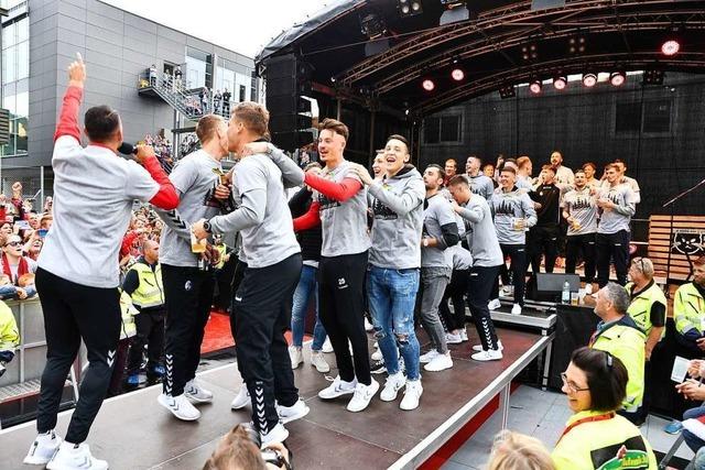 Fotos: Die Freiburger Mannschaft feiert mit den Fans den Saisonabschluss