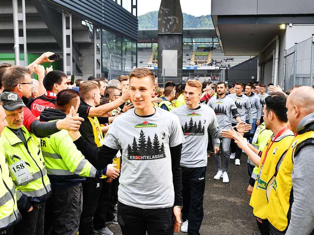 Stars zum Anfassen: Die Freiburger Spieler klatschen mit den Fans ab.