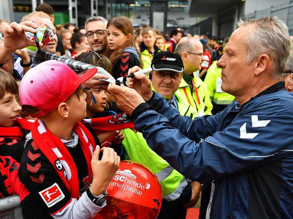 Trainer Christian Streich nimmt sich Zeit fr Autogramme.