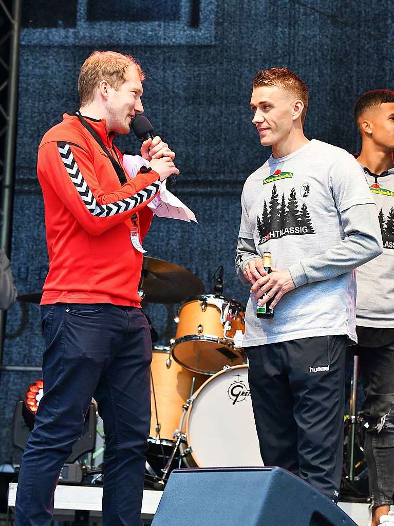 Nach seinen Toren wurde Petersen im Stadion als „Fuballgott“ gefeiert.