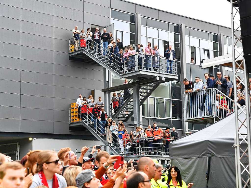 Auch von der Treppe aus schauen Freiburg-Fans den feiernden Spielern zu.