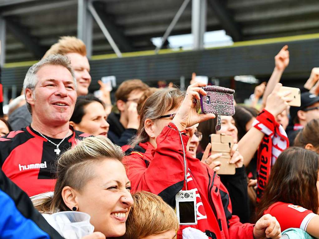 Sichtlich gut gelaunt sind die Zuschauer am Saisonabschluss. Schlielich hat die Freiburger Mannschaft zuvor mit 5:1 gegen den bereits zuvor als Absteiger festgestandenen 1.FC Nrnberg gewonnen.