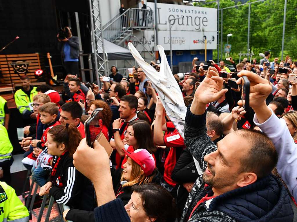 Auch seitlich der Bhne jubeln Fans der Mannschaft zu.