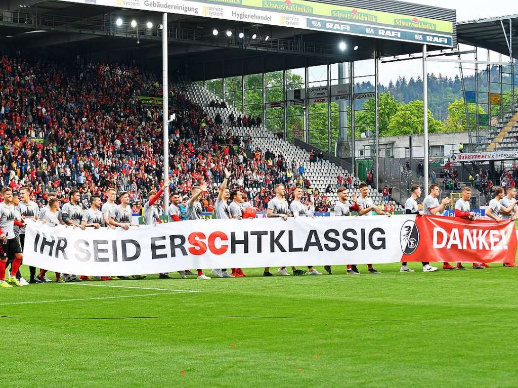 Mit einem Plakat bedankt sich die Mannschaft direkt nach dem Spiel  bei den Zuschauern.