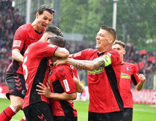 Im Regen von Freiburg erzielt Marco Te...rg das 1:0 und erffnet den Torreigen.  | Foto: Achim Keller