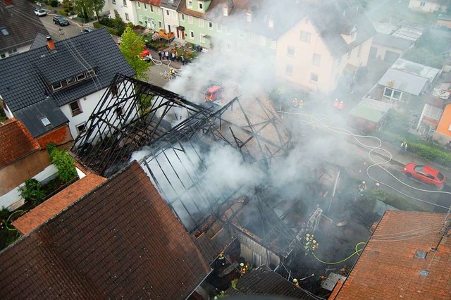 Blick von oben auf den noch qualmenden...bude konnte die Feuerwehr verhindern.  | Foto: Feuerwehr Herbolzheim