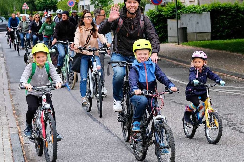 Die Erwartungen der Veranstalter wurden noch übertroffen: Zur ersten Fahrraddemo der "Parents for Future" für mehr Klimaschutz kamen in Bad Krozingen gut und gerne 250 Menschen und radelten durch den Ort zum Picknick im Kurpark. (Foto: Hans-Peter Müller) Die Erwartungen der Veranstalter wurden noch übertroffen: Zur ersten Fahrraddemo der "Parents for Future" für mehr Klimaschutz kamen in Bad Krozingen gut und gerne 250 Menschen und radelten durch den Ort zum Picknick im Kurpark. (Foto: Hans-Peter Müller)