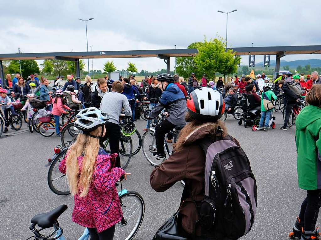 Sammelpunkt war der Parkplatz beim Hieber-Markt am Ortseingang, zur symboltrchtigen Uhrzeit „fnf nach zwlf“