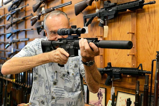 Sturmgewehre wie dieses amerikanische ...rden nun auch in der Schweiz verboten.  | Foto: Erik S. Lesser
