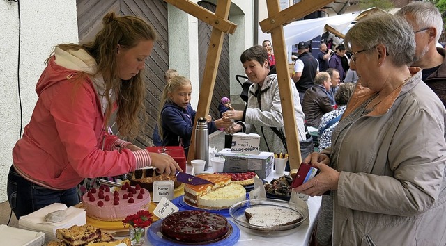 Leckere Torten und Kuchen hatten die TuS-Leichtathleten im Angebot.  | Foto: Erhard Morath