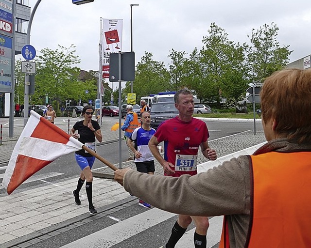 Fr freie Bahn sorgten die vielen Streckenposten beim Dreilnderlauf.   | Foto: SENF