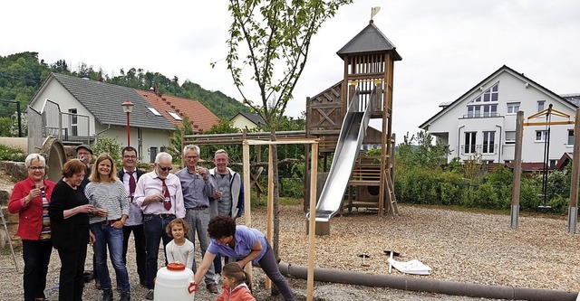 Stoen auf den frisch gepflanzten Jubi...reinigung Maulburg (BVM) und Anwohner   | Foto: Hans-Jrgen Hege