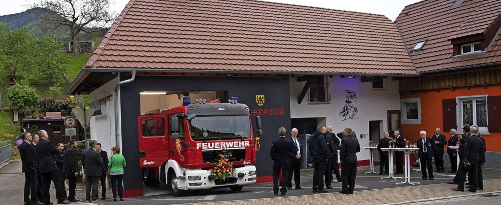 Offiziell in Dienst gestellt wurde das...wehrhaus seiner Bestimmung bergeben.   | Foto: Volker Mnch