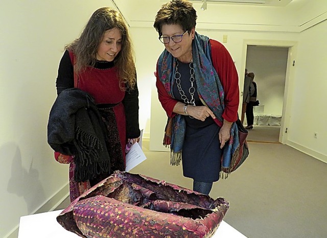 Antonia Papagno (links) und Rita Kopp ...dern ein Kunstwerk aus Rosenblttern.   | Foto: Lendle