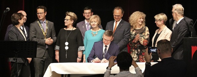 Olsztyns Stadtprsident Piotr Grzymowi...er die Erneuerung der Partnerschaft.    | Foto: Stadt Offenburg / Ralf Burgmaier