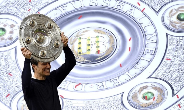 Doch ein Sieger: Bayern-Coach Niko Kovac mit der Schale  | Foto: Sven Hoppe, Matthias Balk (dpa)/Christof stache (afp)