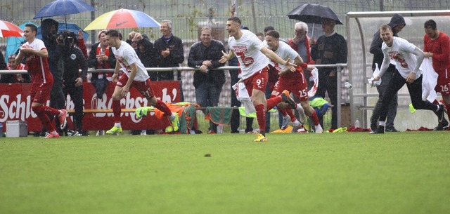 Da spritzt der Meistersekt: Spieler un...C feiern  nach dem Sieg in Oberachern.  | Foto: Peter Aukthun-Goermer