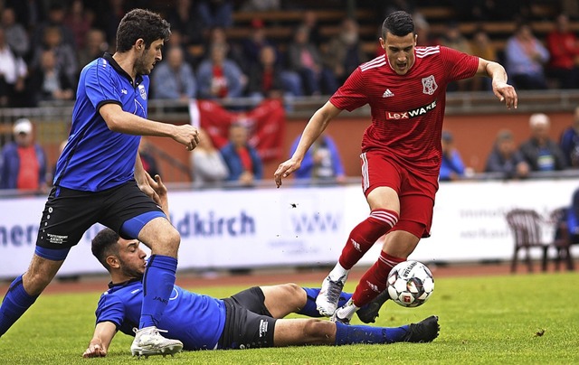 FFC-Spieler Ivan Novakovic berwindet ... liegenden Waldkircher Alessio Ernst.   | Foto: Andreas Klein