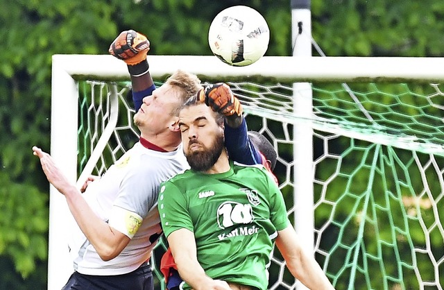 Der Rheinfelder Jeremy Stangl (links) ...eorgener  Patrick Weissenberger hoch.   | Foto: Keller