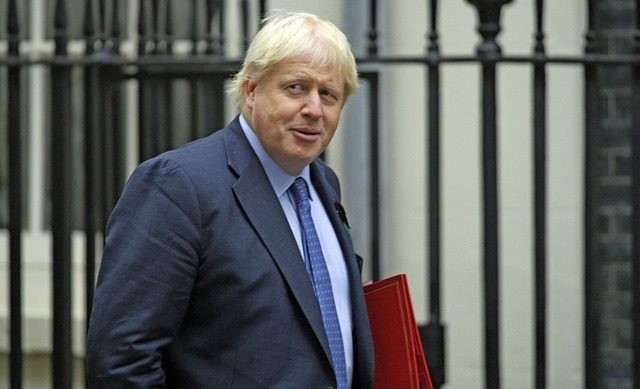 Boris Johnson zieht die Aufmerksamkeit auf sich.   | Foto: Toby Melville (AFP), Stefan Rousseau (dpa)
