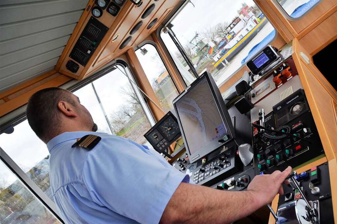 Thomas Brixa am Steuer des Polizeiboots   | Foto: Kathrin Blum