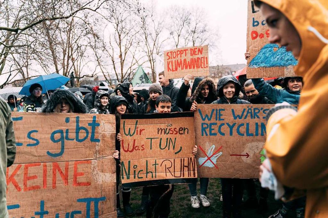 Zur Demonstration von Fridays for Futu...urg kamen mehrere tausend Jugendliche.  | Foto: Stefan Hipp