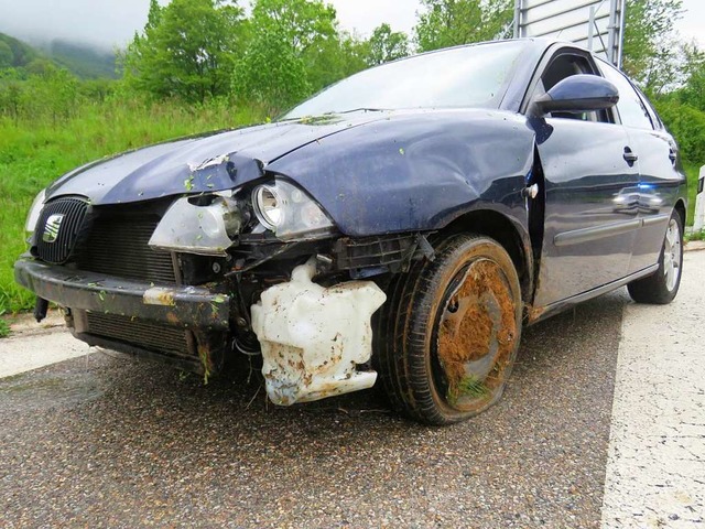 An dem Fahrzeug entstand Totalschaden.  | Foto: Katonspolizei Aargau