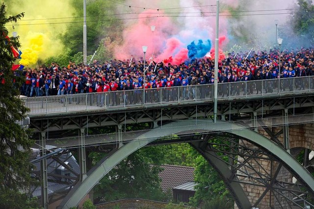 Die Pokalfeier der Basler Fans &#8211;...s in Bern, blieb nicht ganz friedlich.  | Foto: Peter Klaunzer (dpa)