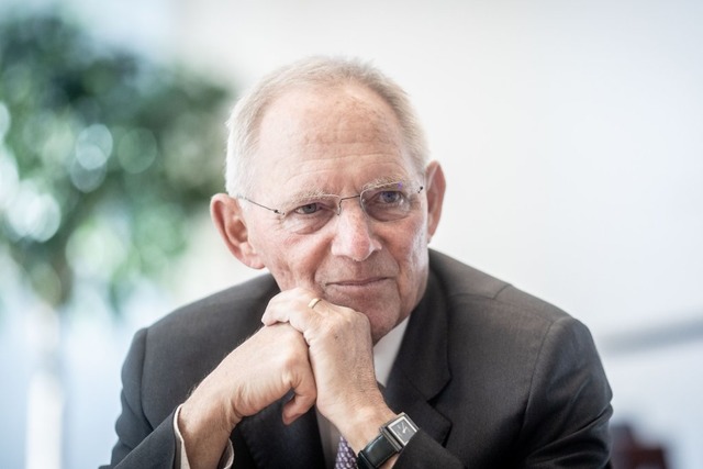 Bundestagsprsident Wolfgang Schuble ist zu Gast im Rotteckgymnasium.  | Foto: Kay Nietfeld (dpa)