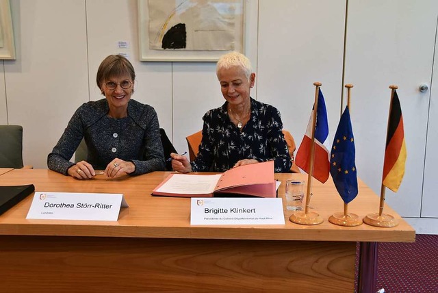 Dorothea Strr-Ritter und Brigitte Kli...chreiben die Kooperationsvereinbarung.  | Foto: Sebastian Wolfrum