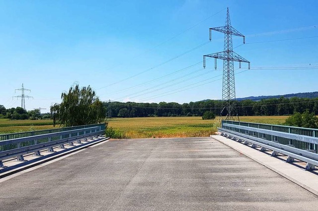 Die B31 endet bei Gottenheim im Feld. ... die Strae schnell weitergebaut wird.  | Foto: Sebastian Wolfrum