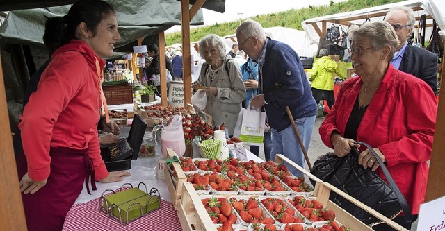 Zum Landfrauenmarkt kamen viele Besucher.   | Foto: Volker Mnch